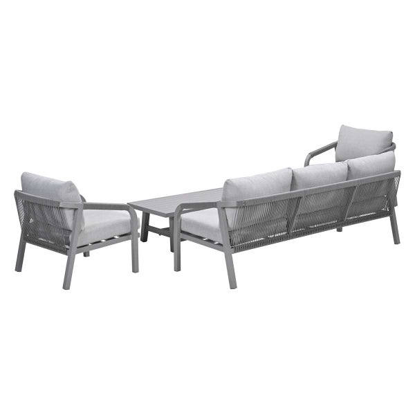 Modernes graues Garten-Lounge-Set bestehend aus einem Dreisitzer-Sofa, einem Sessel und einem Couchtisch mit Metallgestell und Seilbespannung.