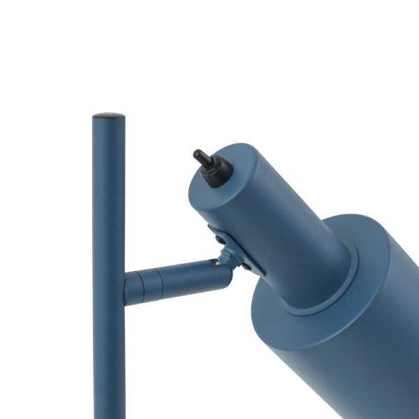 Detailansicht einer blauen Metalllampe mit Kippschalter am zylindrischen Lampenkopf und Gelenkarm.