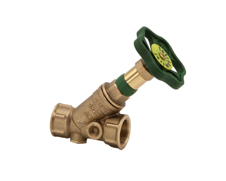 Schrägsitzventil aus Messing, Nennweite 20, mit grünem Handrad, zertifiziert für Trinkwasserinstallationen.