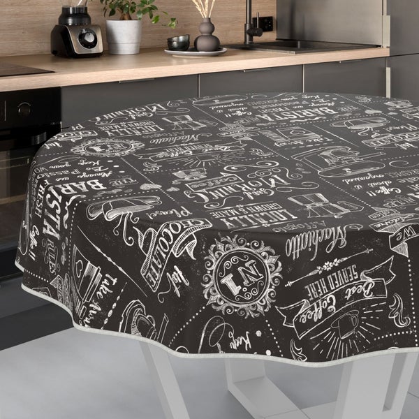 Runde Tischdecke mit Kaffeemotiven auf einem Küchentisch
