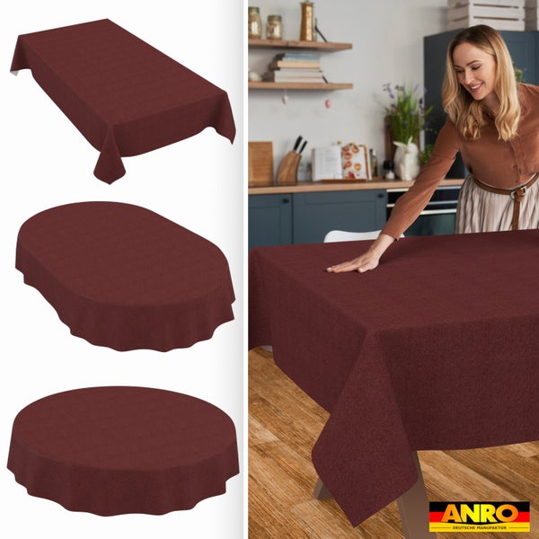 Weinrote Tischdecke in rechteckiger, ovaler und runder Form, Frau glättet den Stoff auf einem Holztisch in einer hellen Küche, ANRO Logo.