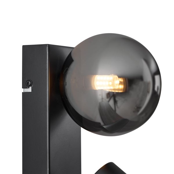 Schwarze Wandleuchte mit runder, grauer Glühbirne