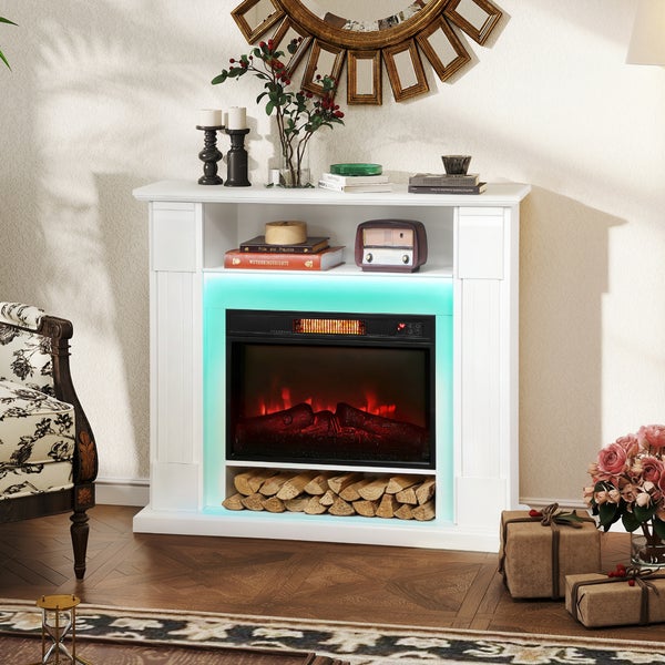 Elektrokamin mit weißer Umrandung, LED-Beleuchtung, Flammeffekt, Regalfächern und dekorativen Holzscheiten in einem Wohnzimmer.