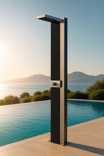 Moderne Gartendusche aus Metall mit flachem Duschkopf am Poolrand vor einer Landschaft mit Bergen und Wasser.