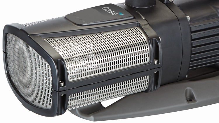 Nahaufnahme einer Oase Teichpumpe mit Edelstahl Filtergehäuse und Oase Logo.