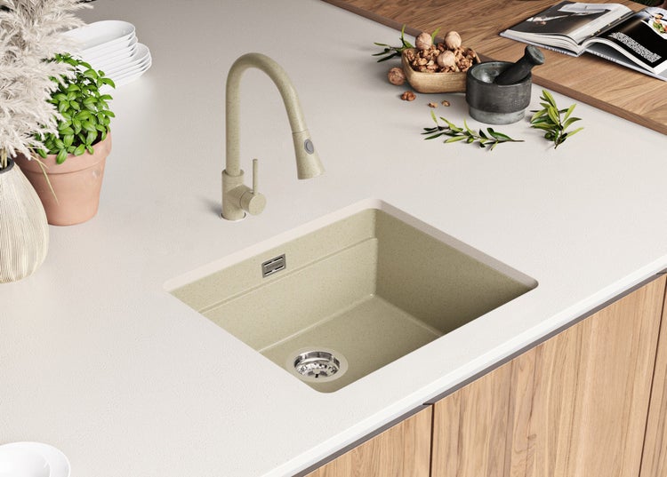 Küchenspüle mit passender Armatur auf einer Küchentheke.