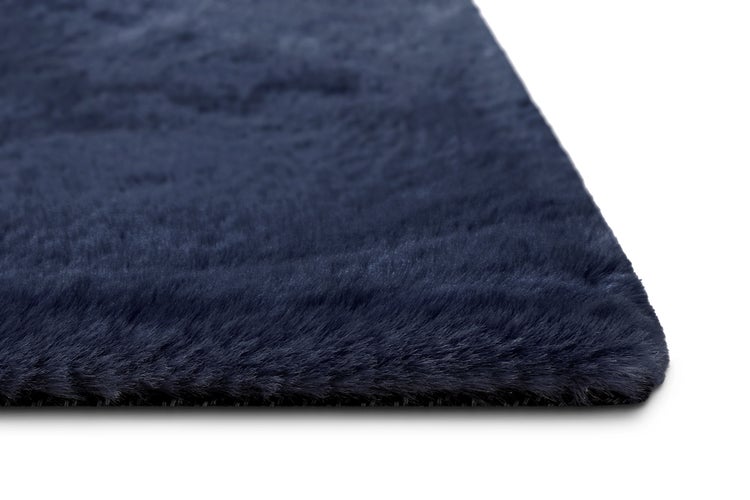 Dunkelblauer Kunstfellteppich mit weicher, hochfloriger Textur.