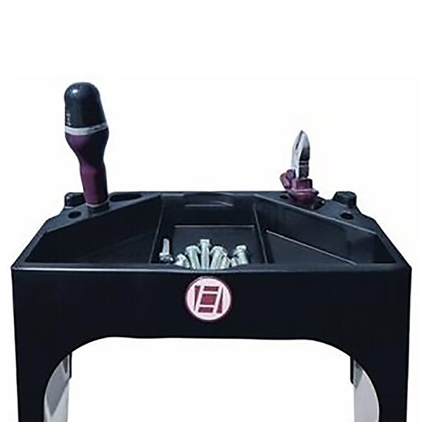 Werkstatteinrichtung mit Schrauben und Werkzeugen