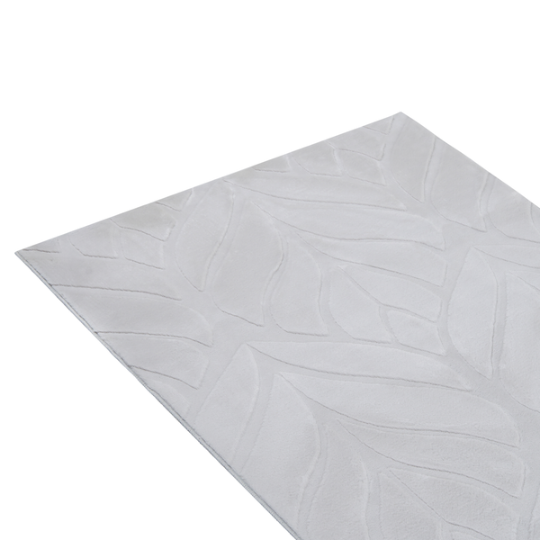 Hellgrauer rechteckiger Teppich mit Relief-Blattmuster und weicher Textur.