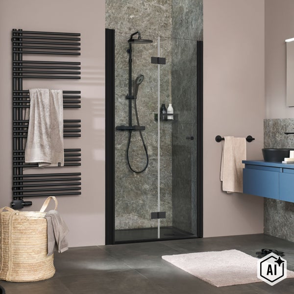 Modernes Badezimmer mit Glasduschkabine, schwarzer Armatur, Wandheizkörper und blauem Waschtisch vor einer Wand mit Natursteinoptik.
