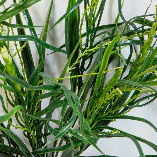 Grüne künstliche Gräser mit langen, schmalen Blättern und kleinen Trieben für die Innendekoration.