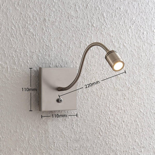 Wandleuchte mit flexiblem Arm und quadratischer Wandplatte aus gebürstetem Stahl mit Ein- und Ausschalter.