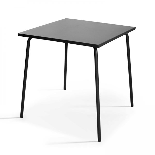 Schwarzer quadratischer Metalltisch mit vier schlanken Beinen.