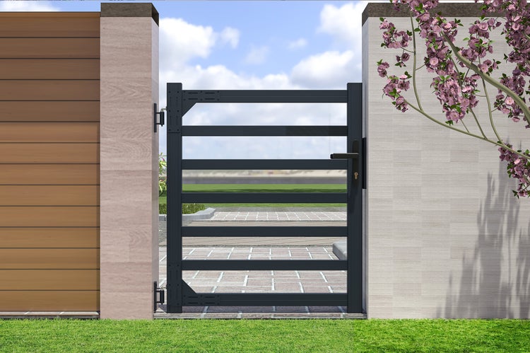 Modernes Gartentor aus Metall in Anthrazit mit horizontalen Lamellen zwischen einer Holzwand und einer hellen Mauer in einem hellen Außenbereich.