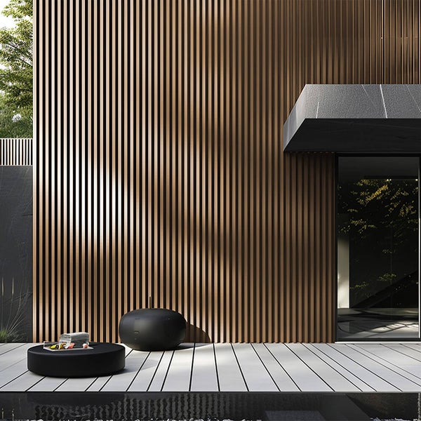 Moderne Fassadenverkleidung aus Holzlamellen an einem Wohnhaus mit Terrasse und Poolbereich.