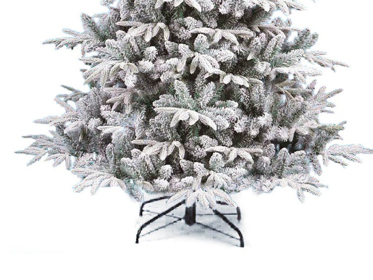 Künstlicher Weihnachtsbaum mit künstlicher Schneeoptik auf einem Metallständer.