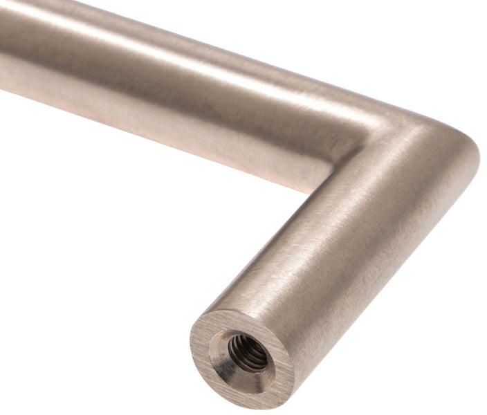 Ein moderner, abgewinkelter Möbelgriff aus Metall mit mattem Finish und einer Gewindebohrung an der Unterseite.