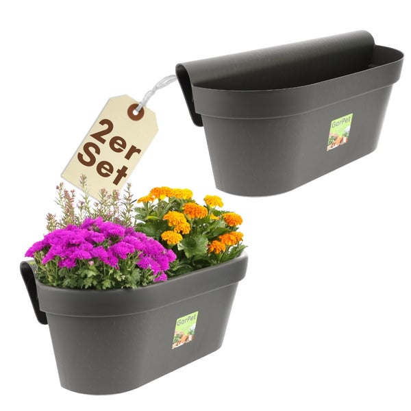 Zwei graue Balkonkästen aus Kunststoff, einer bepflanzt, mit Anhänger '2er Set'