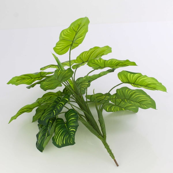 Künstliche Gerbera mit langem grünem Stiel und orangefarbenen Blütenblättern.