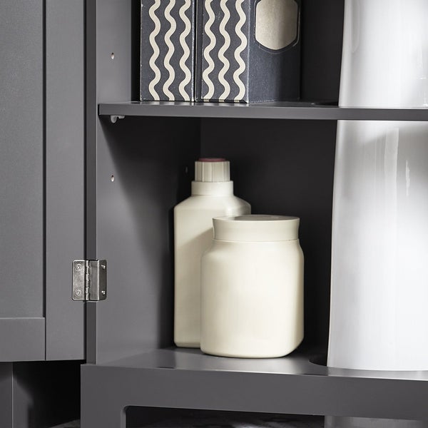 Detailaufnahme eines grauen Badezimmerschranks mit diversen Badutensilien auf den Regalen.