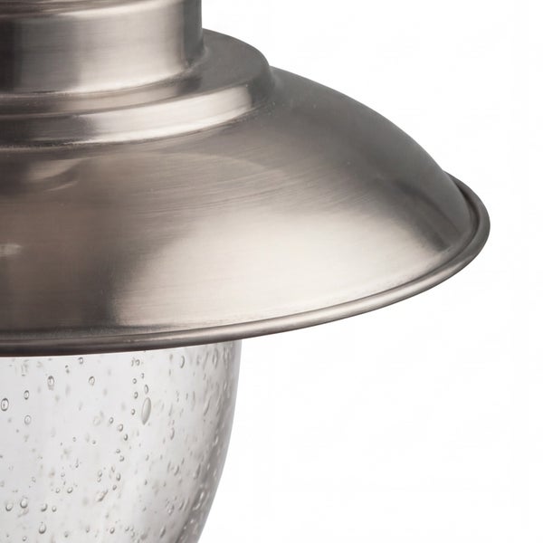 Nahaufnahme einer Außenwandleuchte mit gebürstetem Metallschirm und klarem Glas mit Lufteinschlüssen.