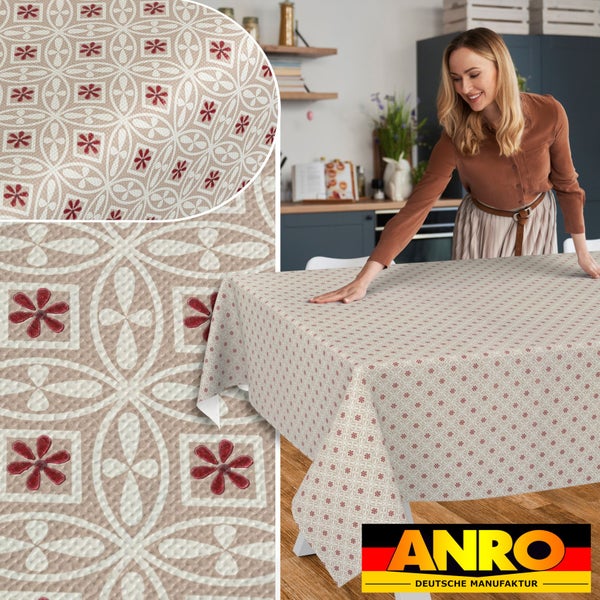 Abwischbare Wachstuchtischdecke mit geometrischem Muster und roten Blüten in einer hellen Küche. Detail der geprägten Struktur. ANRO Logo.