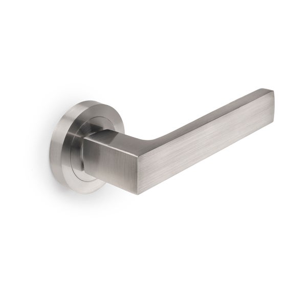 Türdrücker auf Rosette aus mattem Edelstahl mit kantigem Design