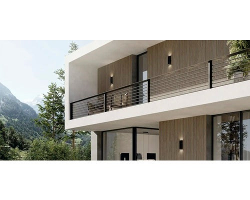 Modernes Haus mit Aussenwandleuchten und Balkon