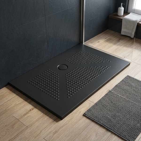 Rechteckige schwarze Duschwanne mit rutschhemmender Struktur in einem modernen Badezimmer mit Boden in Holzoptik und dunklen Wandfliesen.