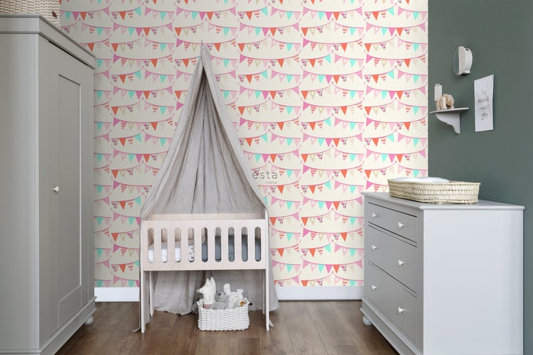 Kinderzimmer mit Bett, Kommode, Schrank und Tapete mit Wimpel-Motiv