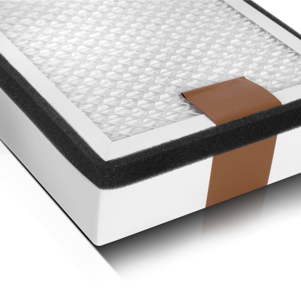 Luftfilter mit weißem Rahmen, schwarzer Schaumstoffdichtung, Metallgitter und brauner Zuglasche.