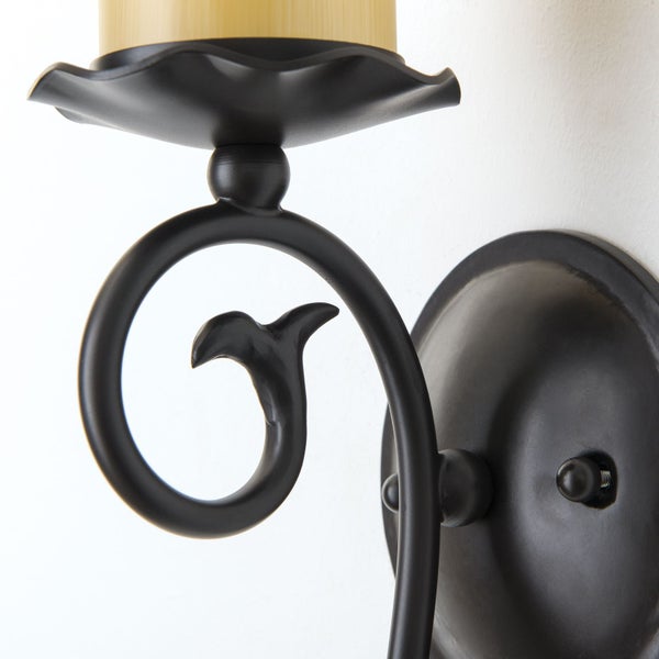 Wandkerzenhalter aus Metall mit geschwungenem Design und floraler Verzierung zur Wandmontage