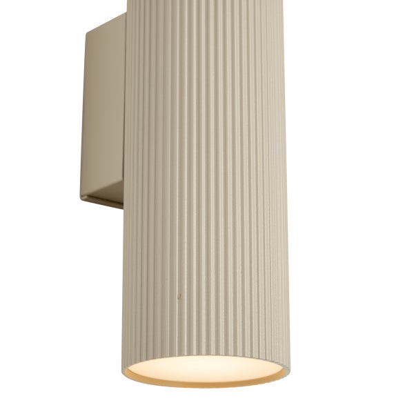 Moderne Wandleuchte in zylindrischer Form mit geriffelter Struktur zur Wandmontage für den Innenbereich.