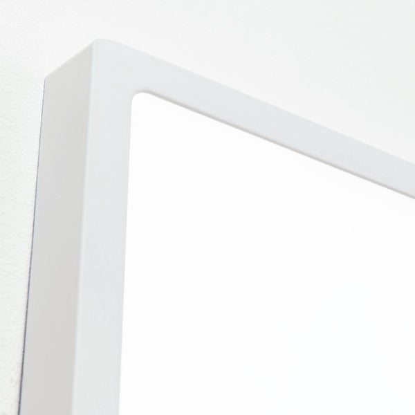Detailansicht eines weißen Bilderrahmens