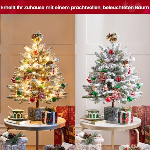 Dekorierter, beleuchteter Weihnachtsbaum auf kleinem Tisch mit Geschenken