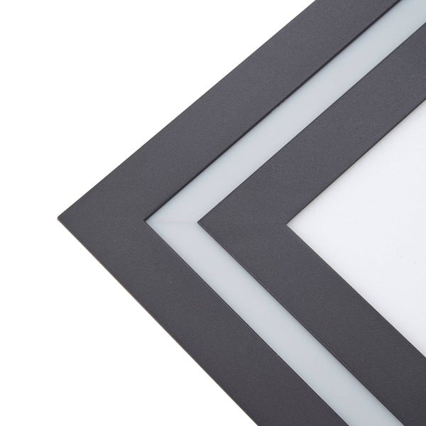 Detailansicht einer quadratischen LED-Deckenleuchte mit anthrazitfarbenem Metallrahmen und weißem Diffusor.