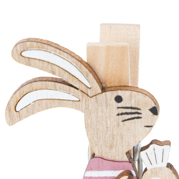 Deko-Klammer aus Holz mit Hasen-Motiv. Der Hase hat lange Ohren und trägt ein rosa-weiß gestreiftes Oberteil.