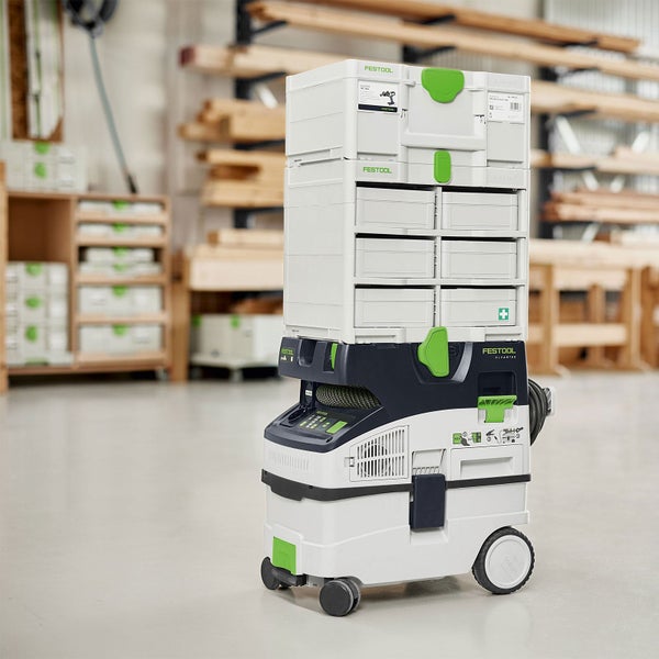 Eine Hand entnimmt einen Festool Systainer drei Werkzeugkoffer aus einem georganisierten Aufbewahrungssystem. Festool Logo.