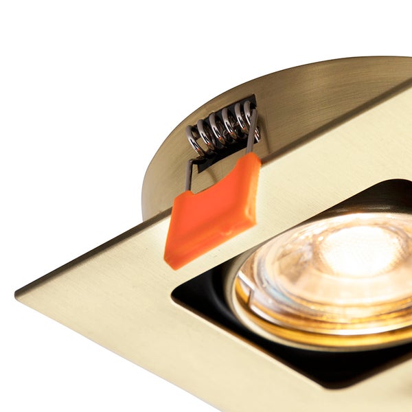 Quadratischer Einbaustrahler aus gebürstetem Metall mit Montagefeder und orangefarbenem Schutz.