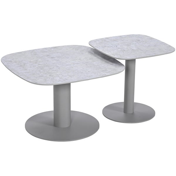 Zweiteiliges Satztisch-Set mit Tischplatten in Steinoptik und runden Metall-Standfüßen.