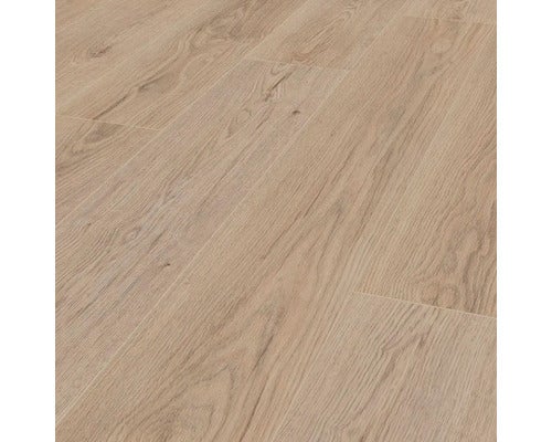 Heller Laminatboden mit Holzstruktur.