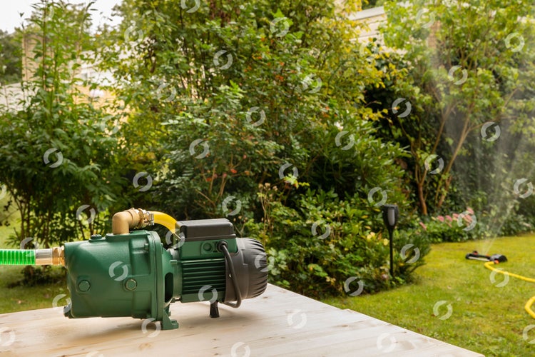 Technische Zeichnung einer Deckenleuchte mit drei Strahlern und Maßangaben