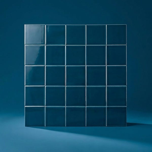 Ein quadratisches Set aus glänzenden Wandfliesen in einem Verbundmuster angeordnet.