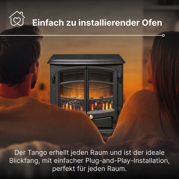 Elektrischer Kamin Tango mit realistischem Flammeneffekt, davor sitzendes Paar in warmer Atmosphäre, einfache Plug-and-Play-Installation.