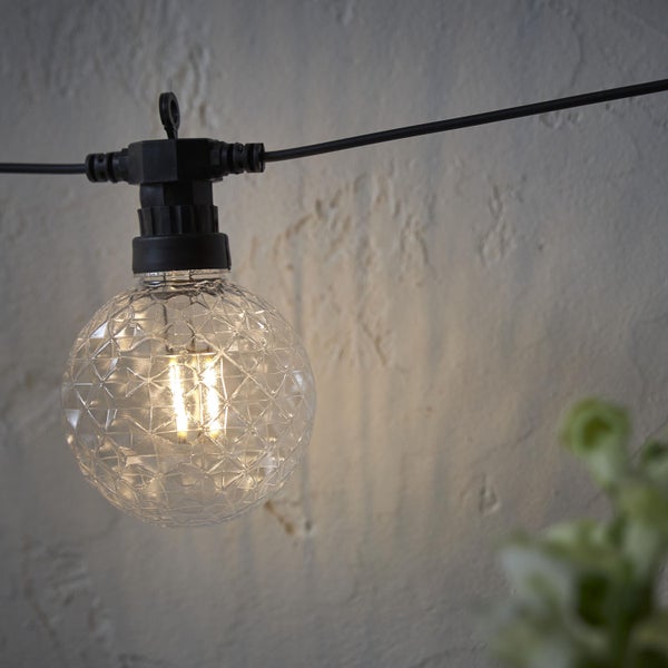 Abmessungen einer Lichterkette mit drei Glühbirnen und einem zusätzlichen drei Meter langem Stromkabel