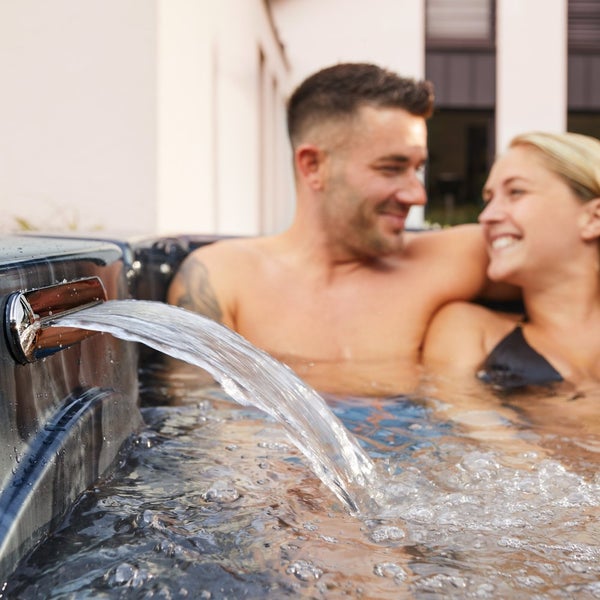 Home Deluxe - Outdoor Whirlpool - BLACK MARBLE PURE - Maße 210 x 160 x 85 cm - Inkl. Heizung, 27 Massagedüsen und 9 Lichtquellen I Außen Whirlpool Spa für 3 Personen