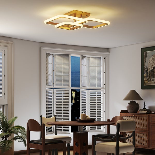 Deckenleuchte mit vier quadratischen Leuchtenkörpern in einem Esszimmer