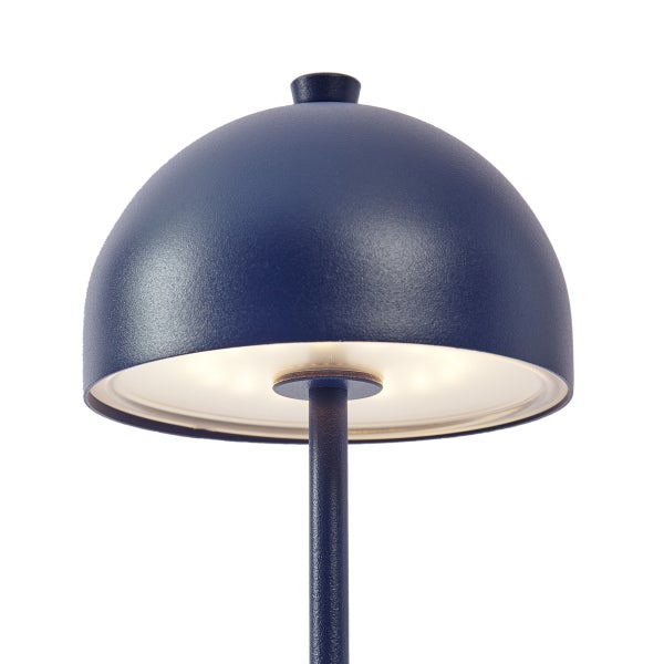 Blaue Tischleuchte mit halbkugelförmigem Schirm aus strukturiertem Metall und warmem Lichtschein von unten.