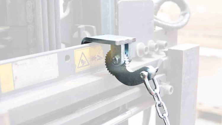 Metall-Kettenspanner oder Sicherungsvorrichtung an einem Gabelstapler.