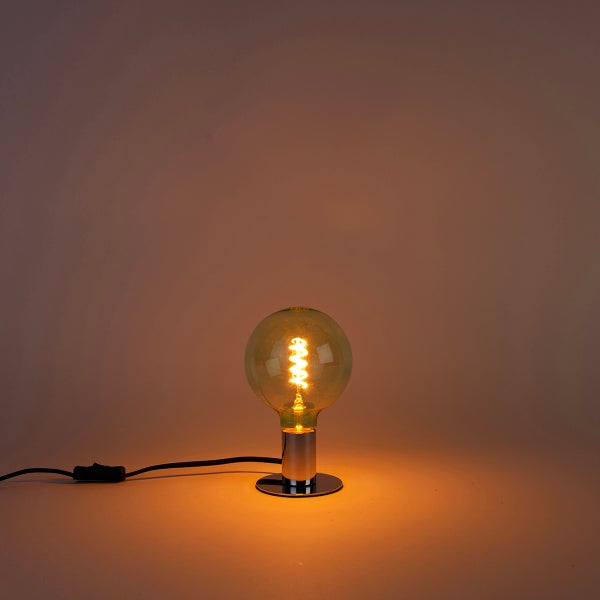Tischleuchte mit LED-Globelampe, Spiral-Filament, runder Metallsockel, schwarzes Kabel mit Schalter.